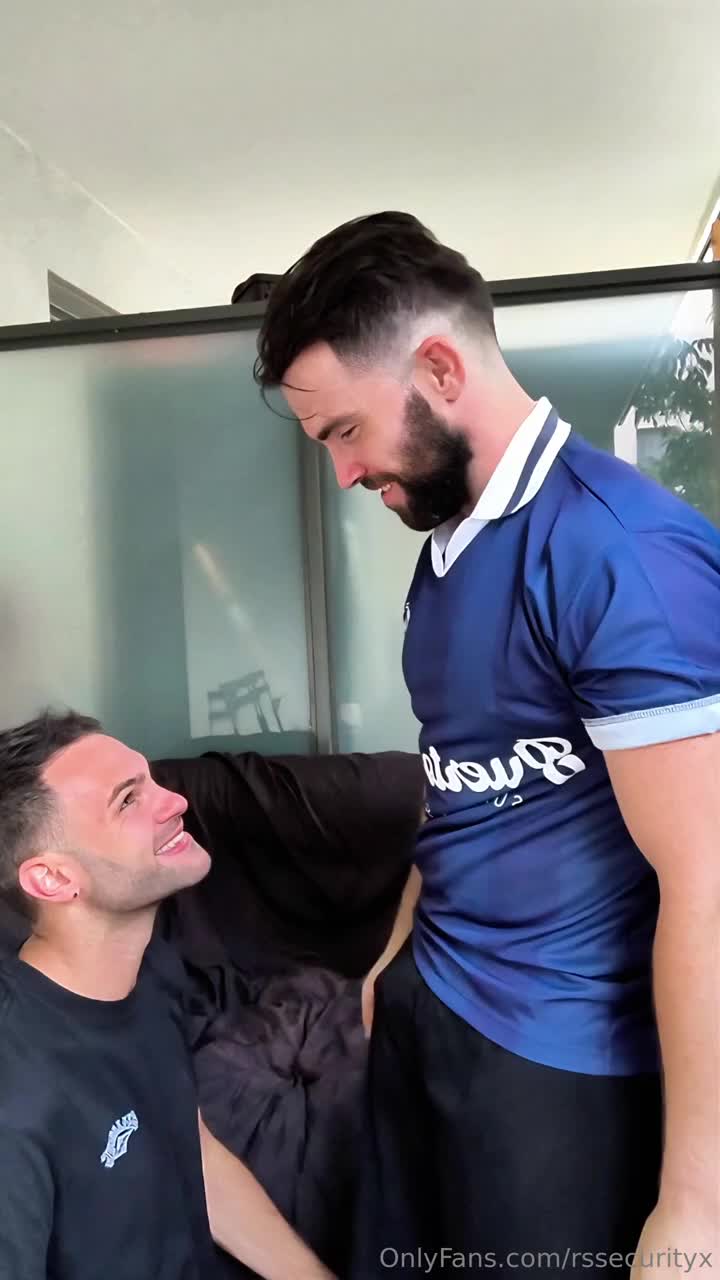 Rssecurityx - Il a commencé à me sucer sur le b..lcon… trop excité, je l’a..