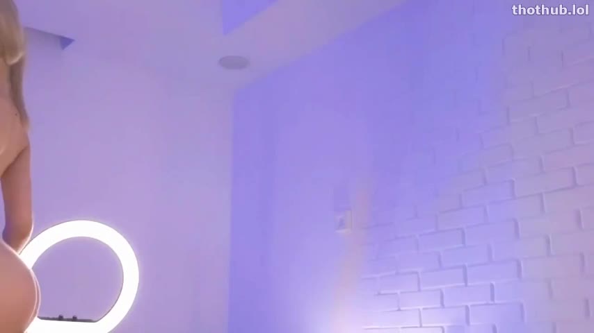 _Alissa wxw_ Horny Blonde Covers Her Body In Oil & Rides Dildo