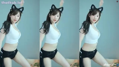 Korean cat girl twerking