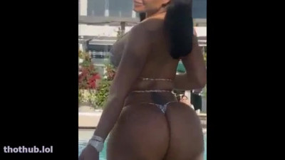 beautiful woman shaking there big booty's